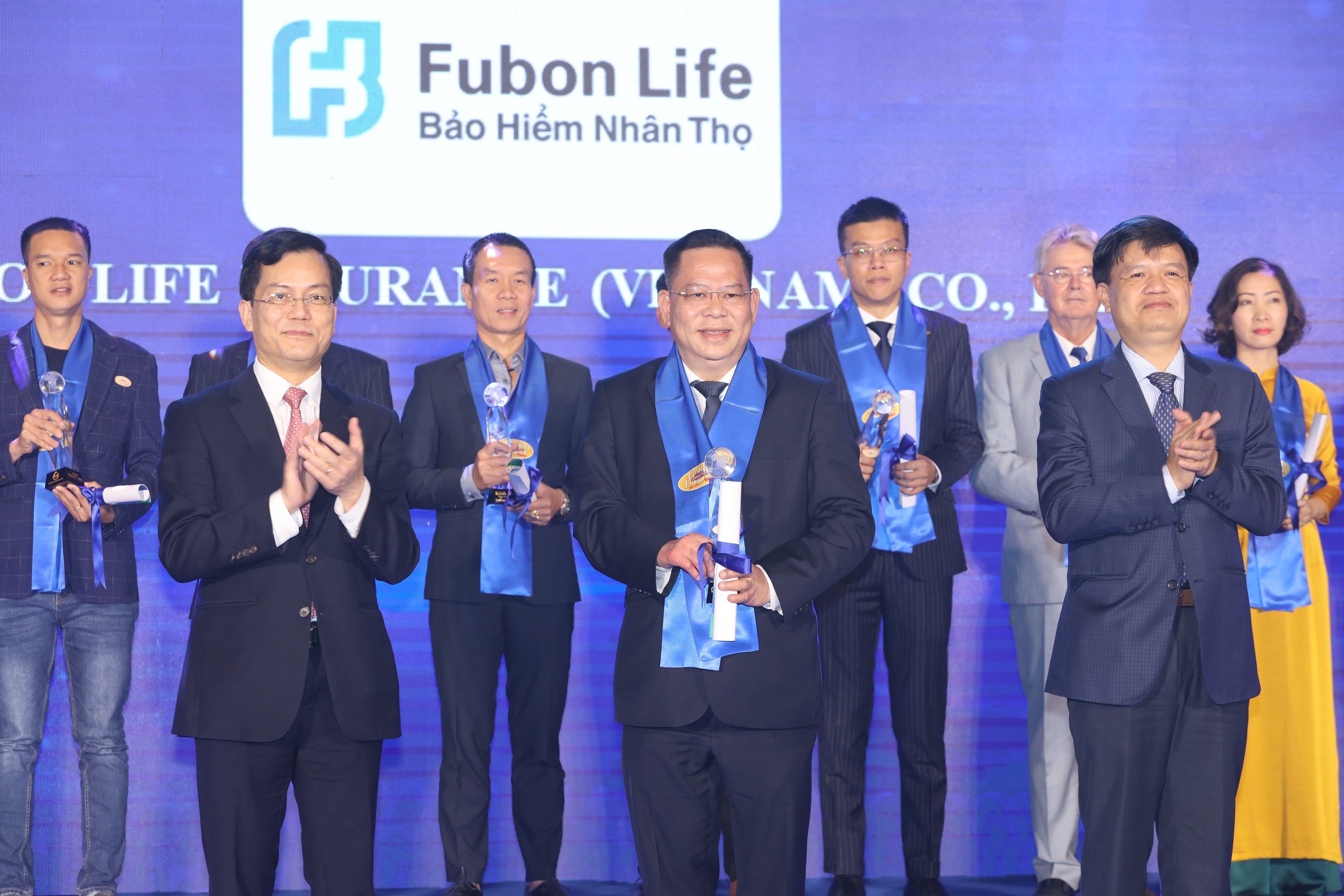 Fubon Life Việt Nam nhận giải thưởng Rồng Vàng Lần Thứ 9